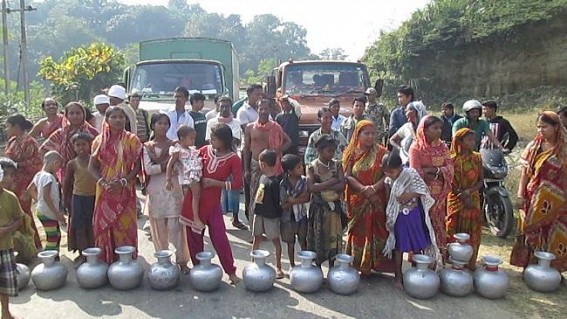 Crisis of drinking water; Road blockade at places in Udaipur-Amarpur road Crisis of drinking water; Road blockade at places in Udaipur-Amarpur road